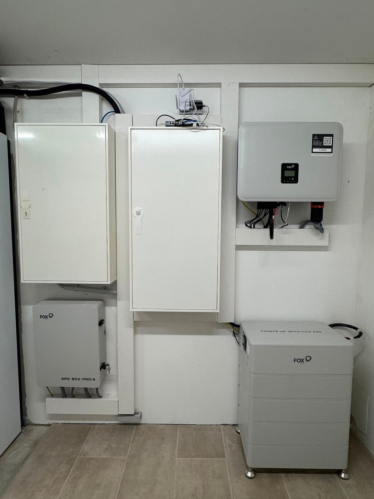 Batteriespeicher und Wechselrichter im Hauswirtschaftsraum