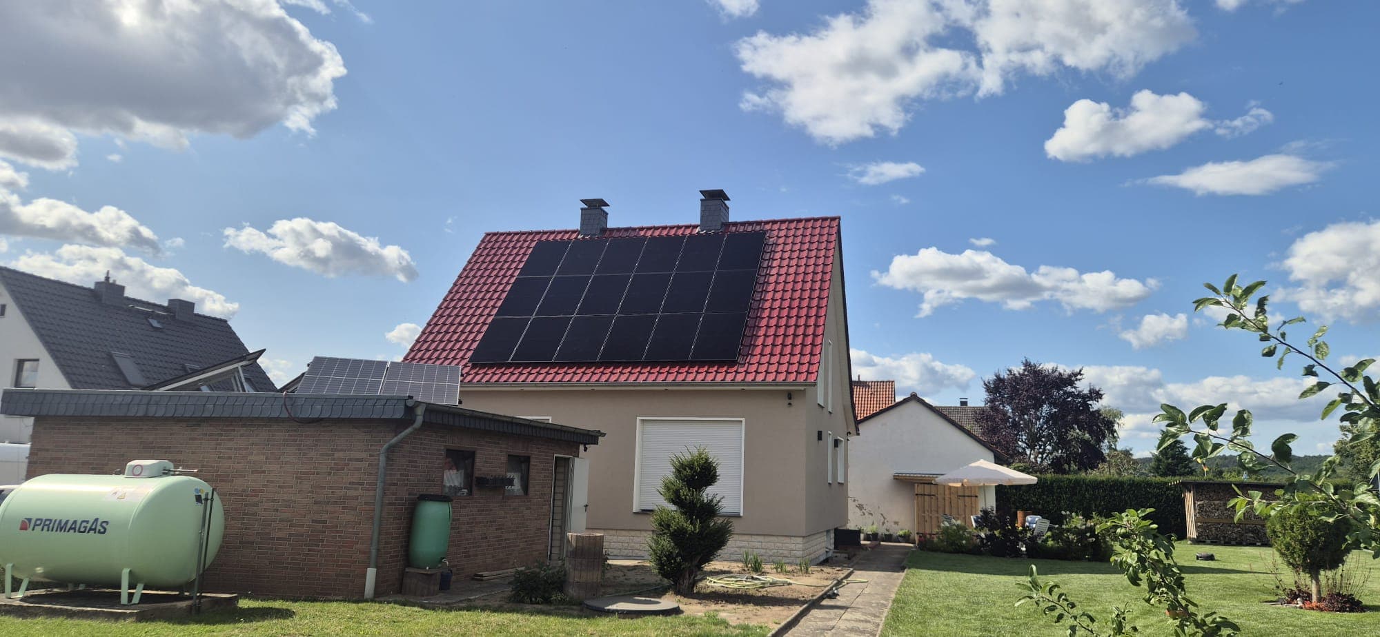 Vollbelegtes Dach mit Photovoltaik-Modulen