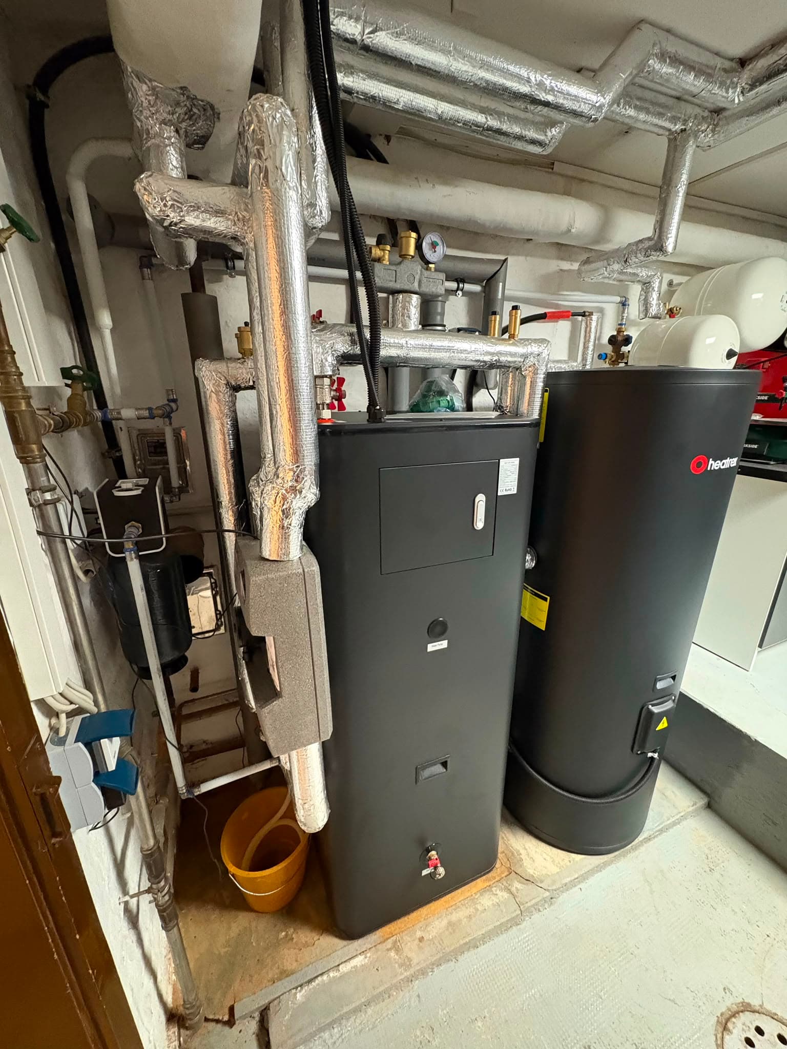 Wärmepumpen-Inneneinheit mit Warmwasserspeicher