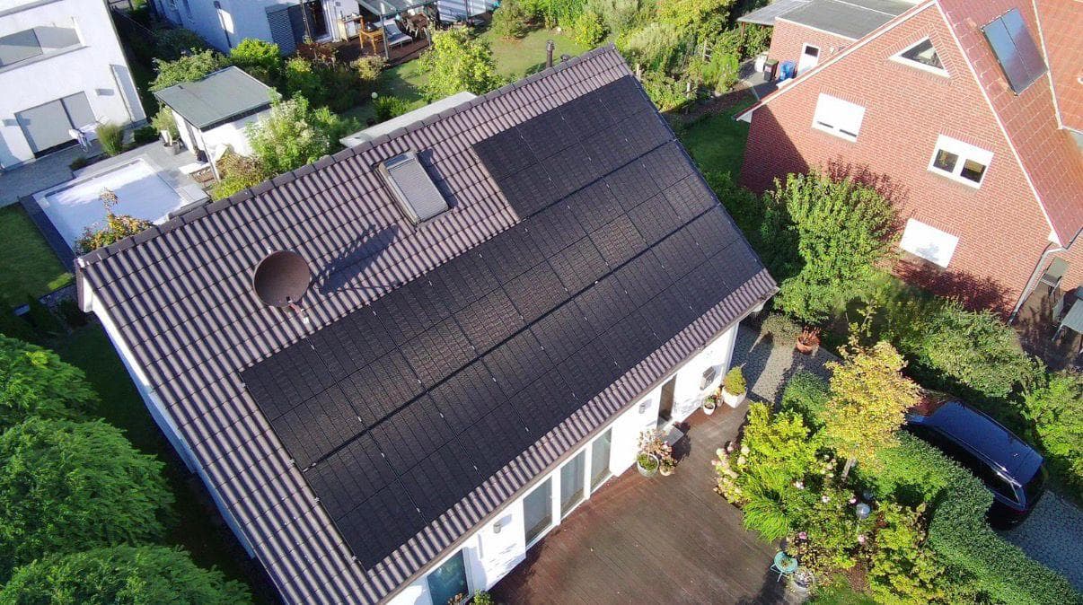 Luftaufnahme eines Wohnhauses mit Photovoltaik-Anlage