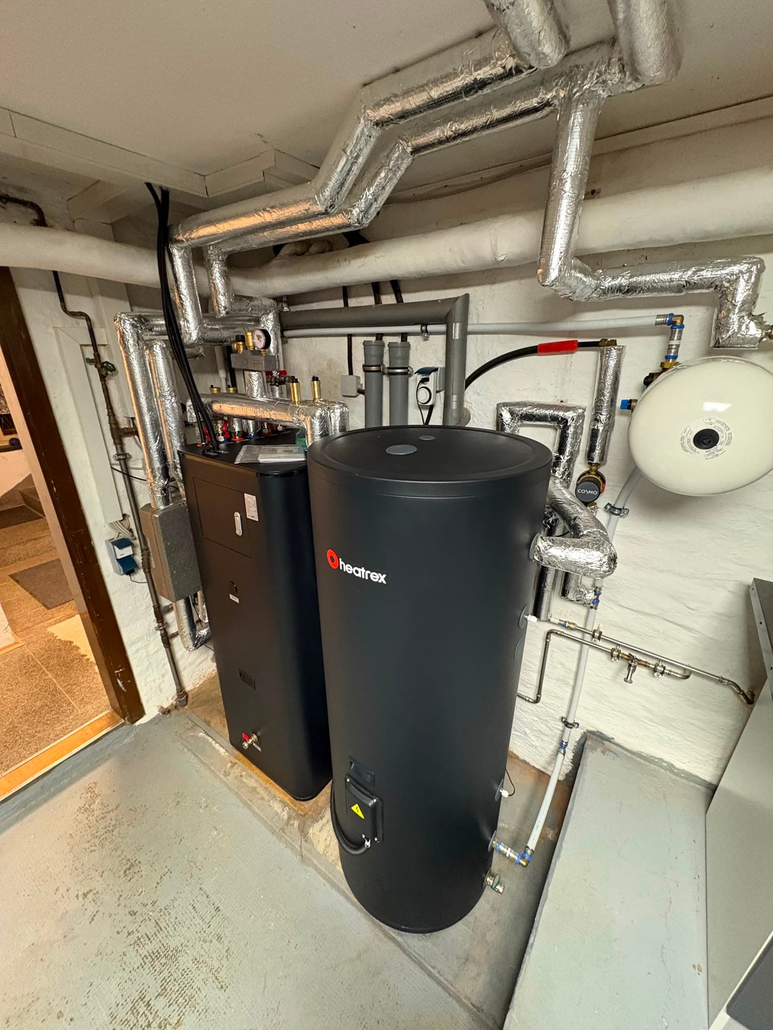 Technikraum mit Speicher und Hydraulik