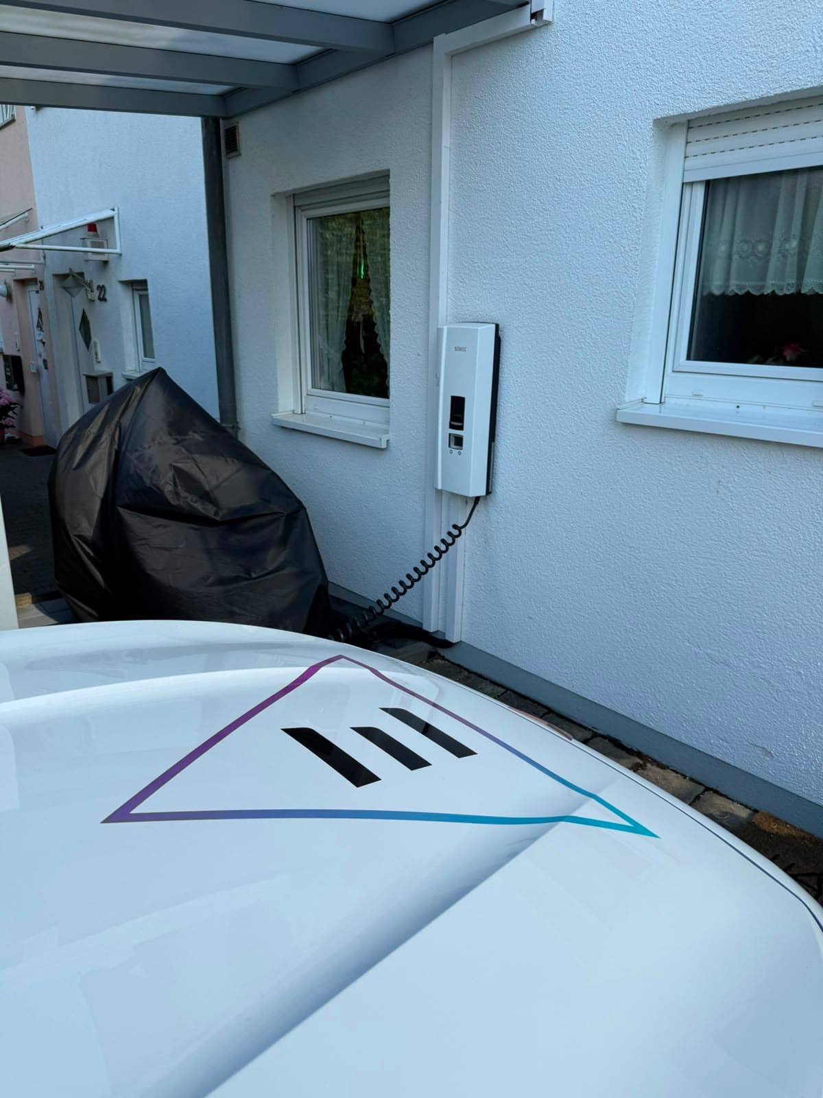 Wallbox lädt ein Elektroauto